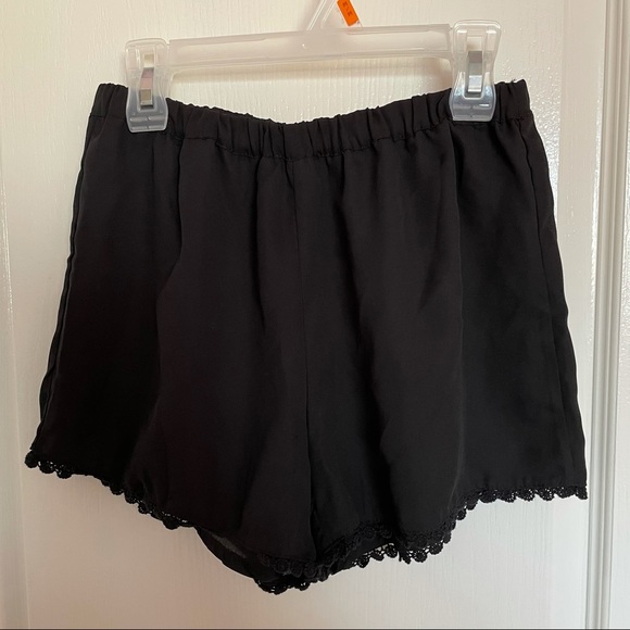 Brandy Melville Lace Trim Shorts - Picture 2 of 4